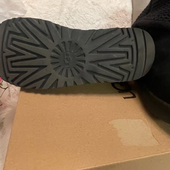 Snow is here! Be warm enough wearing this comfortable boots! - Picture 3 of 3